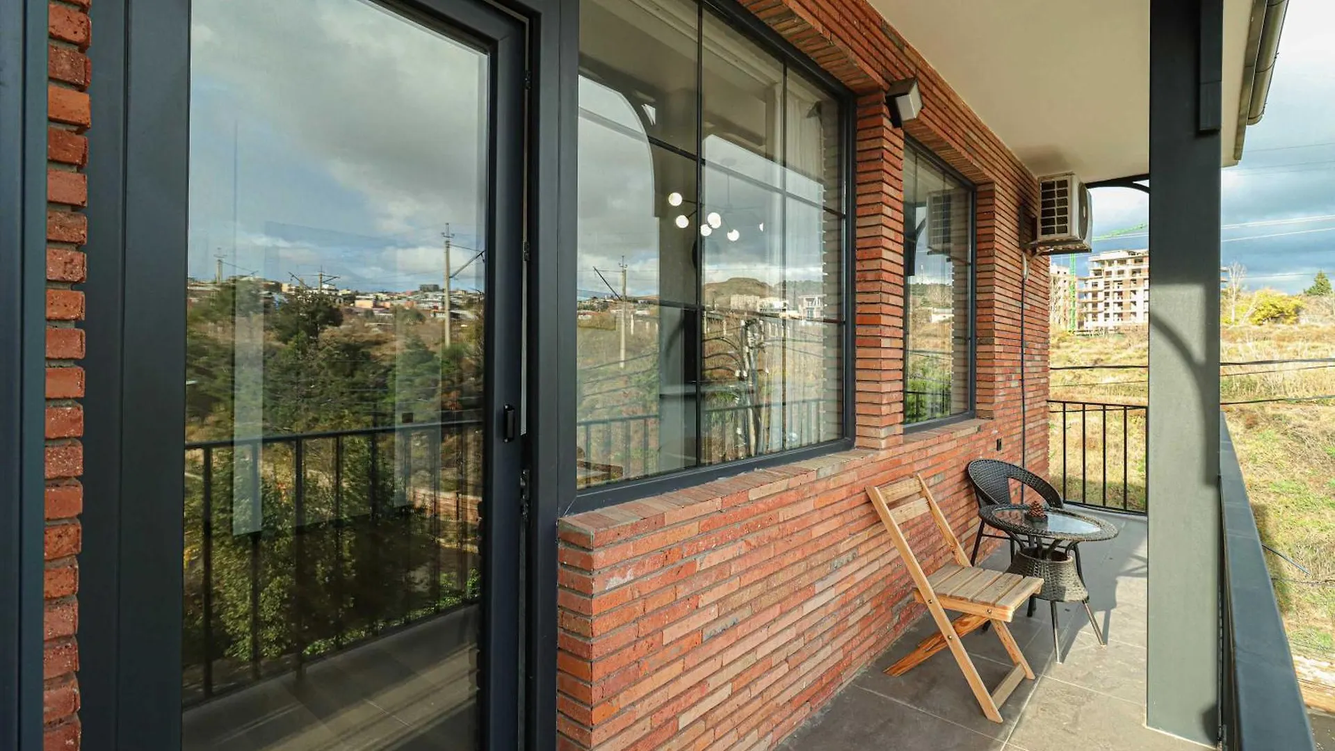 Modern Apartment Overlooking Τυφλίδα