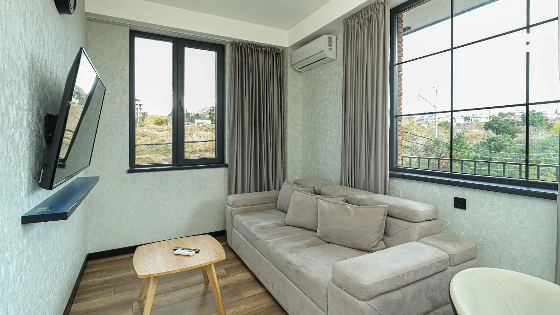 Modern Apartment Overlooking Τυφλίδα